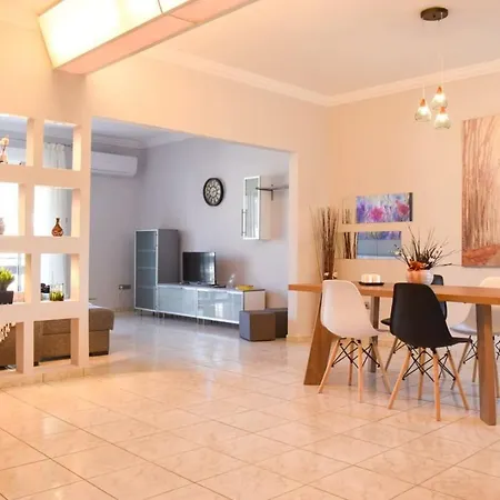 Vakantiehuis Cozy Flat On The Main Square, 10min To The Sea