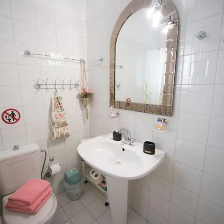 Vakantiehuis Cozy Flat On The Main Square, 10min To The Sea *