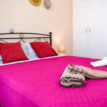 Cozy Flat On The Main Square, 10min To The Sea Casa de Férias Calamata