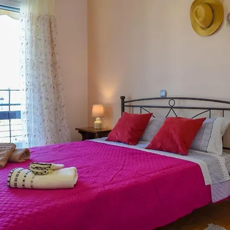 Cozy Flat On The Main Square, 10min To The Sea Casa de Férias