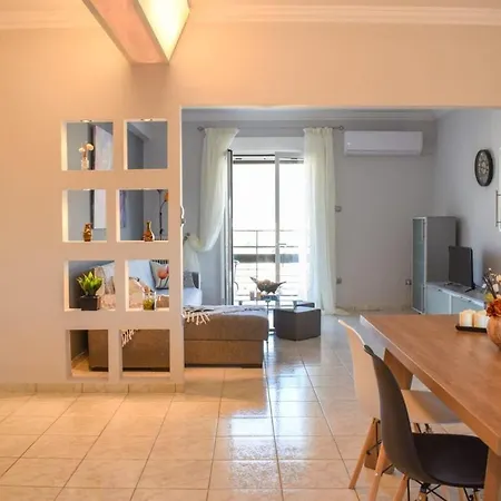Cozy Flat On The Main Square, 10min To The Sea Hébergement de vacances Kalamata