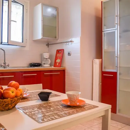 Casa de Férias Cozy Flat On The Main Square, 10min To The Sea Calamata