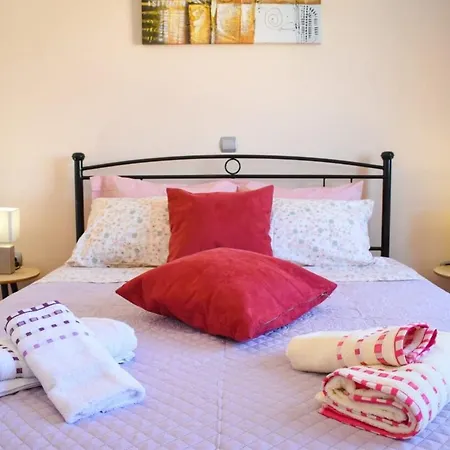 Cozy Flat On The Main Square, 10min To The Sea Casa de Férias