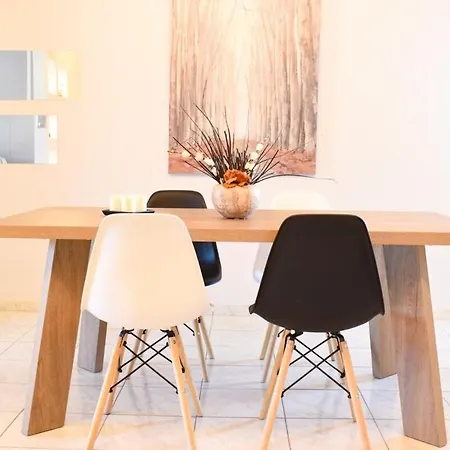 Cozy Flat On The Main Square, 10min To The Sea Casa de Férias *