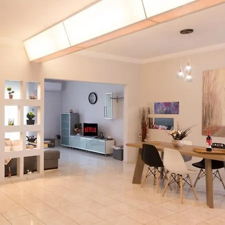 Cozy Flat On The Main Square, 10min To The Sea Casa de Férias Calamata