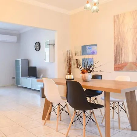 Tatil Evi Cozy Flat On The Main Square, 10min To The Sea Kalamata