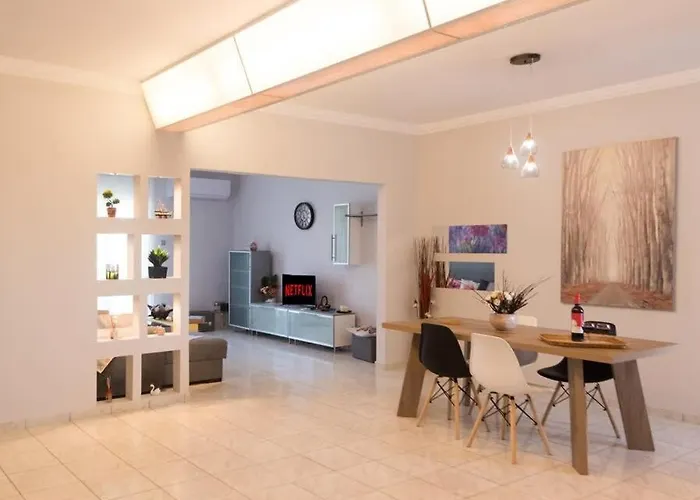 Cozy Flat On The Main Square, 10min To The Sea Vakantiehuis Kalamáta