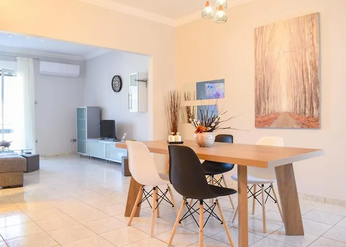 Vakantiehuis Cozy Flat On The Main Square, 10min To The Sea Kalamáta